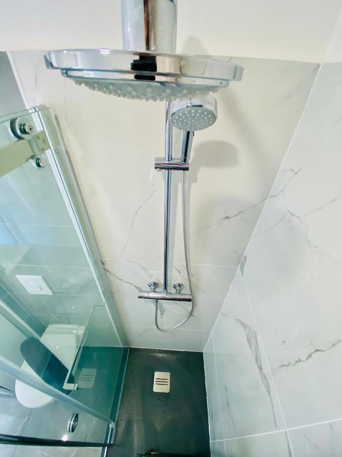 Lovely Apartment Heart Of Golden Square Fiber Wifi Nice Eksteriør bilde